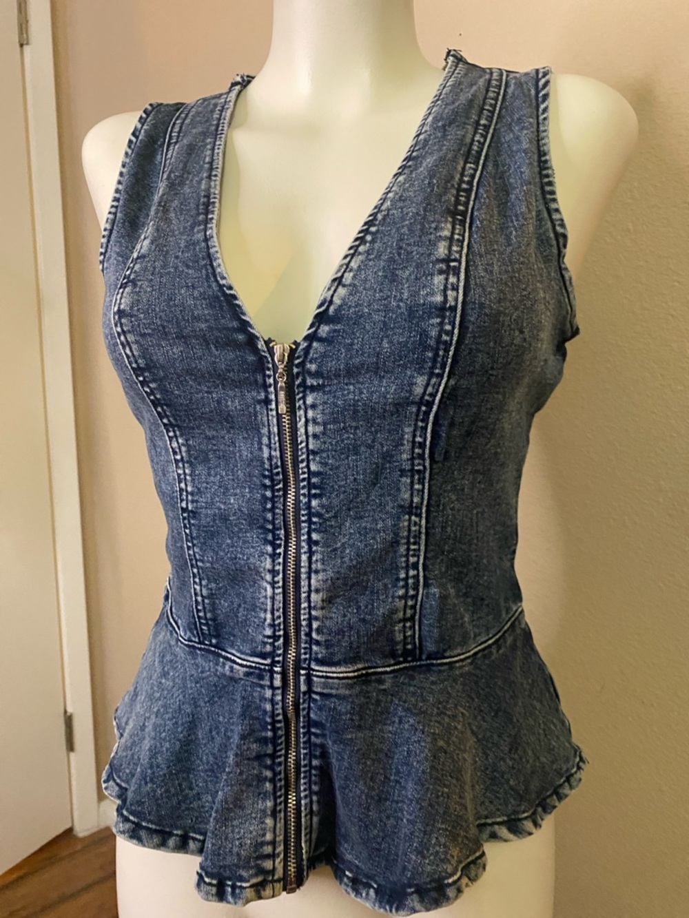 Guess y2k zip front fitted peplum waist denim vest top S 💙💙